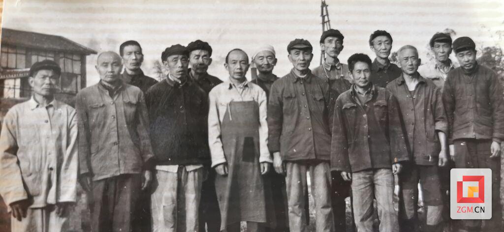 后排左1为刘汉朝的父亲刘清银，后排左3为刘汉朝的傅董炳初。.jpg