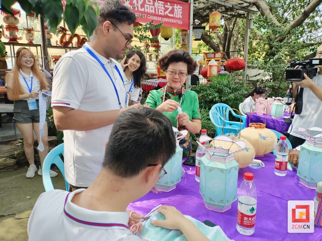 外国友人学习制作花灯.jpg