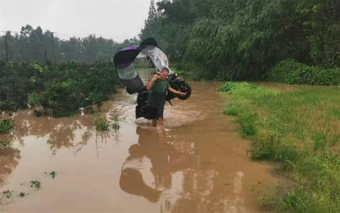 2020年遭受洪水的吕石桥村，左边是村上种植的柑橘.jpg