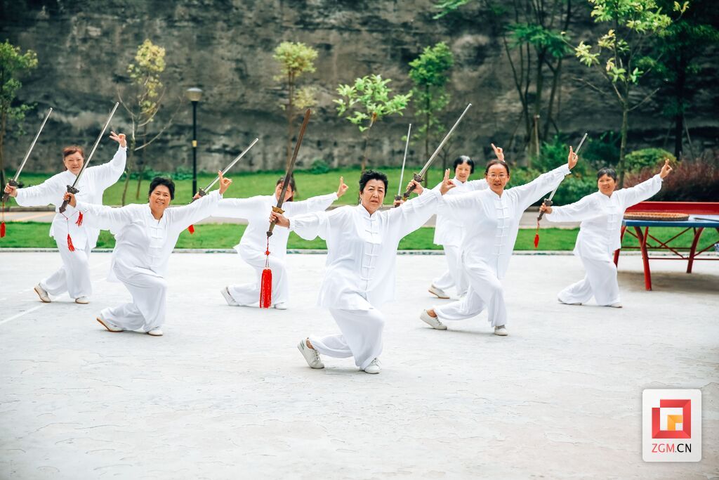 小区居民在小区广场上晨练太极.jpg