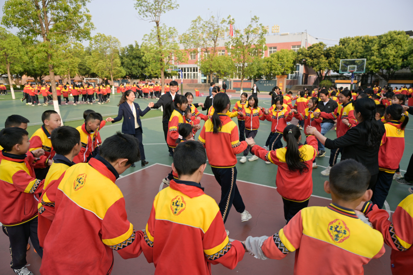 张老师与学生们一起打跳.jpg