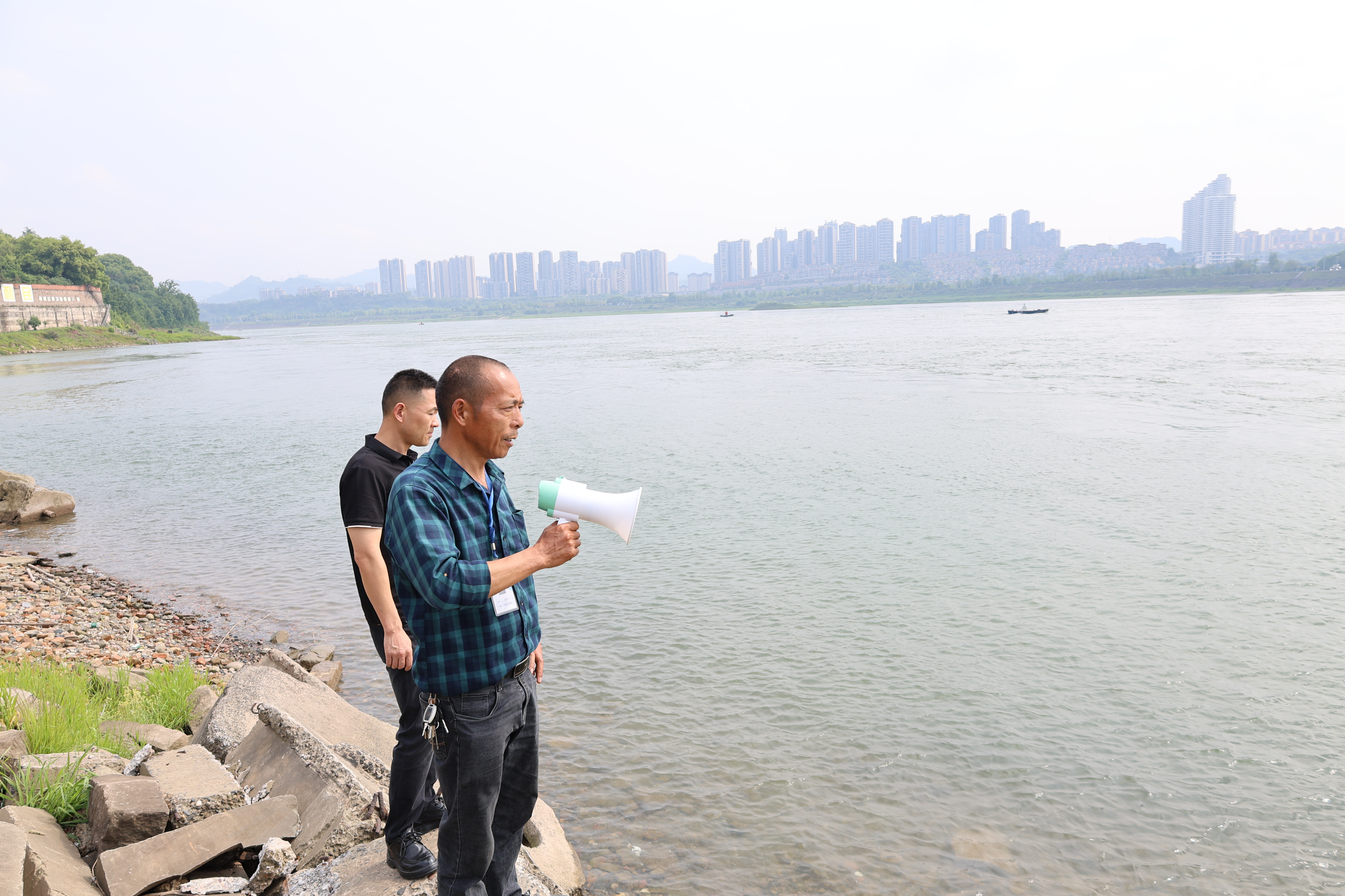 护渔员王龙贵和志愿者们正沿着江岸缓缓巡查 (2).JPG 护渔员王龙贵和志愿者们正沿着江岸缓缓巡查 (2).JPG
