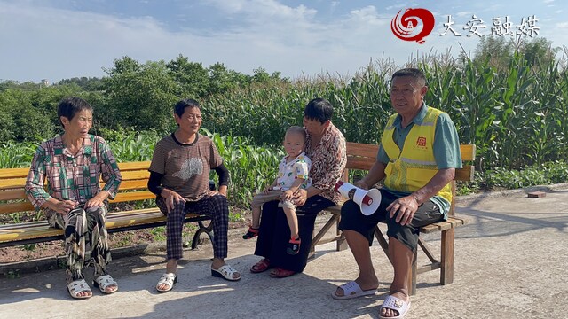 古寨院长摸排院落矛盾纠纷（徐潇 摄）