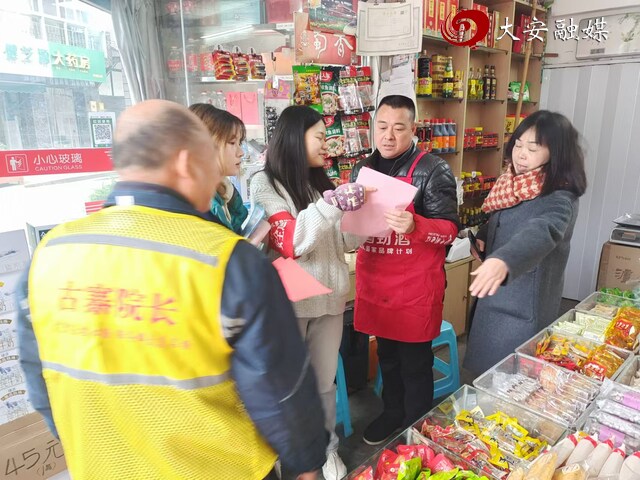古寨院长宣传秸杆禁烧政策（陈永波 摄）